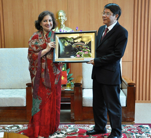Bí thư Tỉnh ủy Nguyễn Đức Hải tặng bà Preeti Saran bức tranh thêu chùa Cầu, biểu tượng của Di sản văn hóa thế giới Hội An.Ảnh: XUÂN NGHĨA