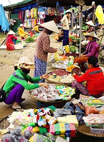 Chợ hiện nay vẫn duy trì hoạt động để phục vụ người dân.Ảnh: PHƯƠNG THẢO