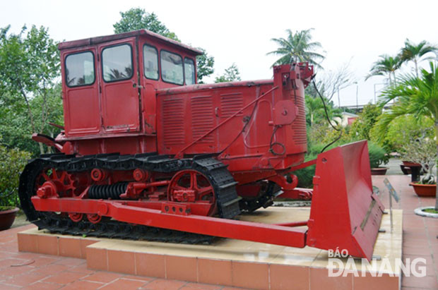 Chiếc xe ủi Trung đoàn 270 sử dụng phục vụ chiến trường khu 5 từ 1974 được trưng bày ở không gian bên ngoài Bảo tàng khu 5.