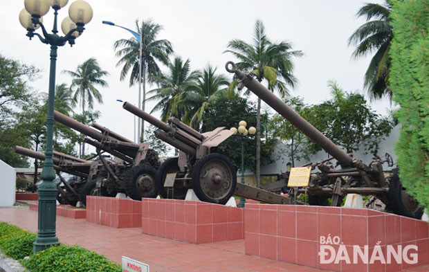 Nhiều vũ khí được dùng trong hai cuộc chiến tranh chống Pháp và chống Mỹ cũng được trưng bày tại đây.