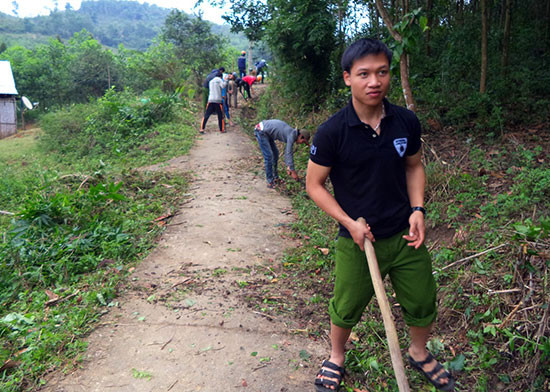 Thanh niên Đông Giang cùng nhau phát dọn, làm sạch tuyến đường về khu dân cư Bút Tưa trong ngày ra quân tình nguyện. Ảnh: CTV