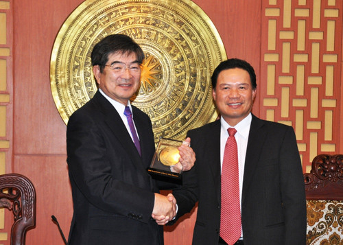 Phó Chủ tịch UBND tỉnh Lê Văn Thanh tặng biểu tượng Di sản văn hóa thế giới cho ông Yanagisawa Kyoei. Ảnh: X.NGHĨA