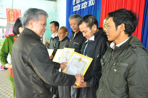 Ông Đào Bội Thuyên - Chủ tịch UBND huyện Hiệp Đức tặng giấy khen cho người có uy tín tại 3 xã vùng cao. Ảnh: V.ANH