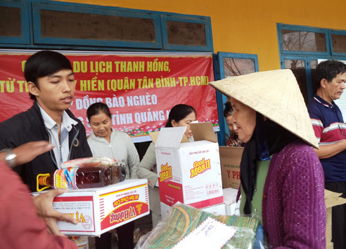 Đoàn từ thiện Công ty Du lịch Thanh Hồng - nhóm từ thiện Bảy Hiền tặng quà tết cho người nghèo huyện Nông Sơn.  Ảnh: TÂM LÊ