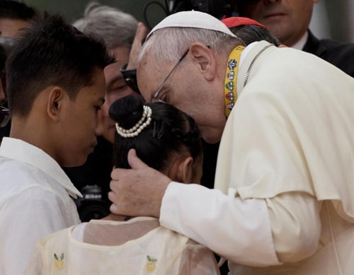 Giáo hoàng Francis xúc động ôm cô bé Glyzelle Palomar. (Nguồn ảnh: AFP)