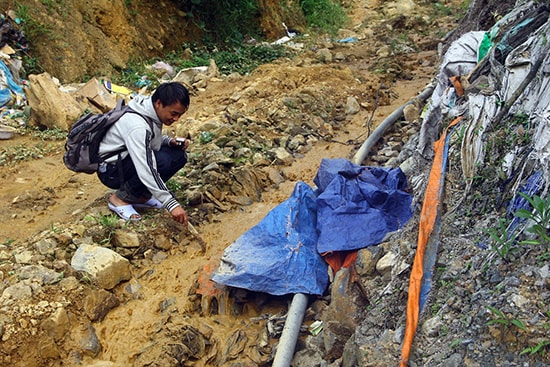 Nước thải từ nhà máy khai thác vàng Bồng Miêu chảy ra môi trường.Ảnh: TRẦN HỮU