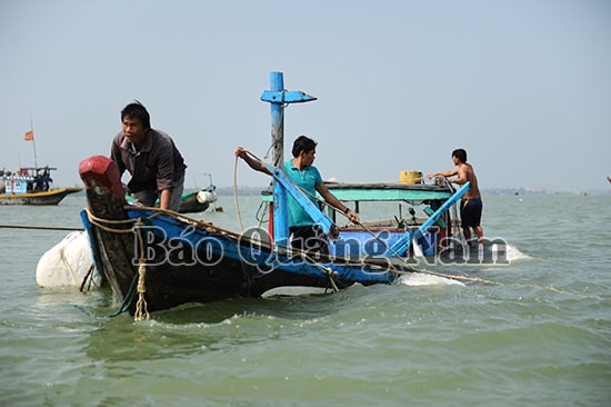 Các ngư dân thực hiện trục nổi tàu cá bị nạn.