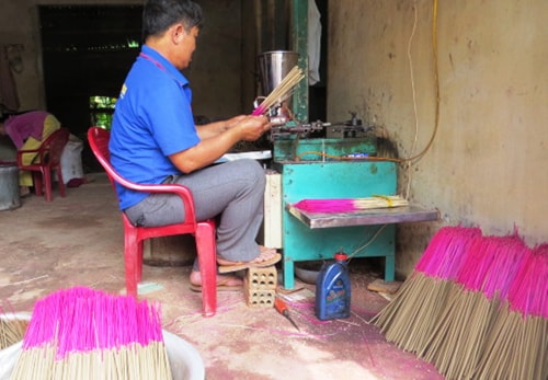 Cơ sở của ông Ngụy Sử ở thôn Phú Lộc, xã Đại An làm hương bán trong dịp tết.  Ảnh: N.D