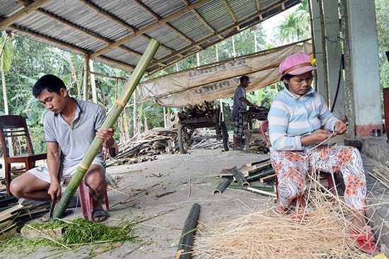 Nghề vót nan tre làm lồng đèn mang lại thu nhập ổn định cho người dân. Ảnh: V.LỘC