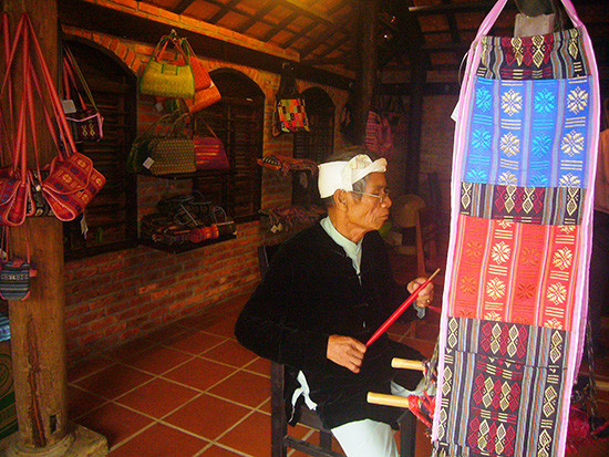 Giới thiệu nghề và sản phẩm dệt vải Chăm (Ninh Thuận) tại Làng lụa Hội An.