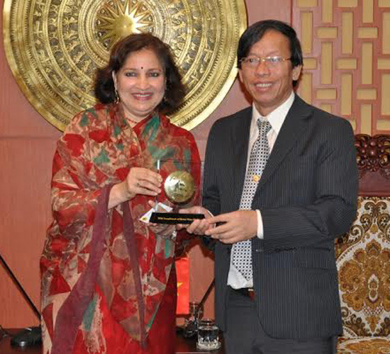 Chairman Le Phuoc Thanh presents Mrs Preeti Saran the symbols of My Son and Hoi An World Cultural heritages.