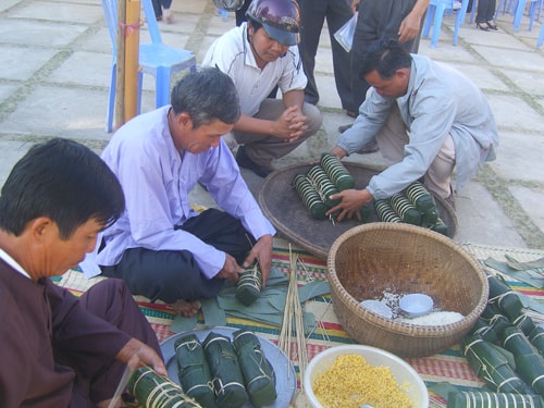 Ngày hội bánh tét vì người nghèo ở Hội An.