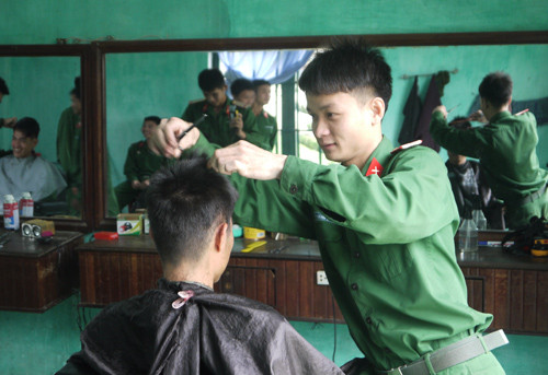 Cắt tóc cho chiến sĩ ở Trung đoàn T43.Ảnh:NGỌC DIỆP