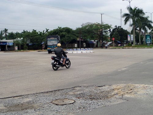 Một “ổ gà” khá lớn ở ngã tư Hùng Vương - Thanh Hóa (TP.Tam Kỳ) tiềm ẩn tai nạn giao thông.Ảnh: HOÀNG BIN