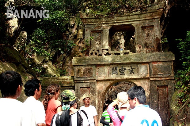 Tương truyền, các chữ đề tên hang động, chùa chiền ở Ngũ Hành Sơn được chạm khắc theo thủ bút của vua Minh Mạng. TRONG ẢNH: Ba chữ “Huyền Không Quan” trên cổng vào động Huyền Không. Ảnh: L.G.L