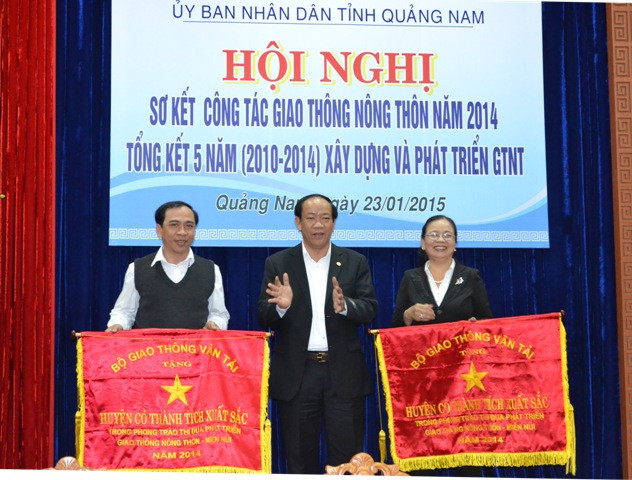 Trao cờ thi đua xuất sắc cho huyện Đại Lộc và huyện Thăng Bình.