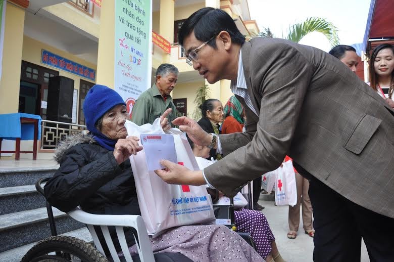 Ảnh 5: Phó Bí thư Thường trực Tỉnh ủy Nguyễn Ngọc Quang tặng quà Tết cho người nghèo. Ảnh: VINH ANH