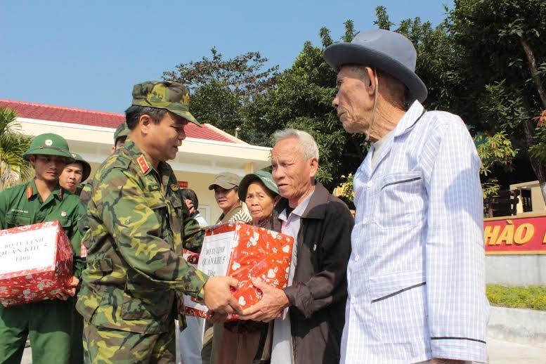 Trung tướng Lê Chiêm, Ủy viên Trung ương Đảng, Tư lệnh Quân khu 5 tặng quà Tết cho nhân dân trên đảo Cù Lao Chàm.