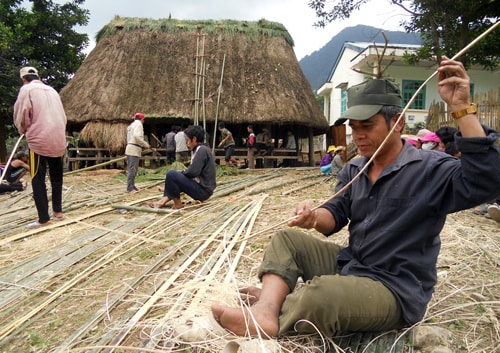 Người dân Pà Ooi cùng góp công sức vào mái nhà chung của cộng đồng. Ảnh: Q.V