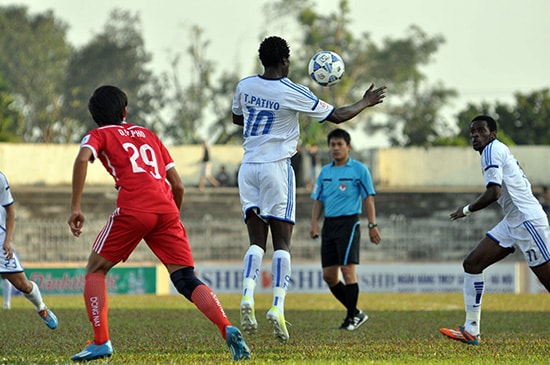 Là người ấn định tỷ số 3 - 1 trong trận thắng Đồng Nai hồi cuối tuần, Patiyo (áo số 10) ghi đã được 5 bàn thắng sau 5 trận đấu.  Ảnh: ANH SẮC