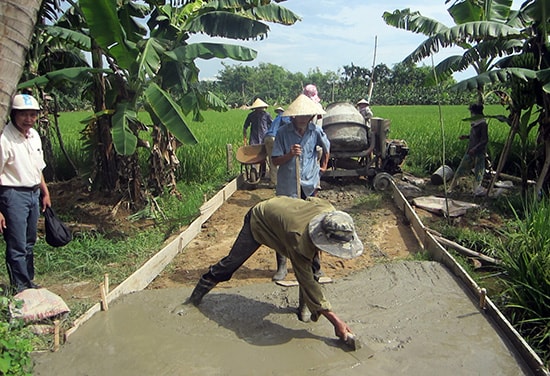 Bê tông hóa GTNT sát sườn với quyền lợi người dân.