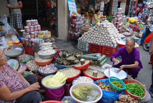 Ra chợ Bà Hoa (quận Tân Bình, TP.Hồ Chí Minh) những ngày này đã thấy hương vị, sắc màu của tết, khiến không ít người nhớ tết quê. Ảnh: HOÀNG DUNG