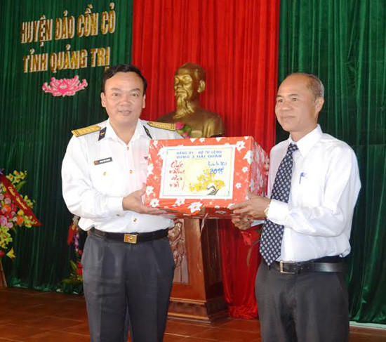 Đại tá Phạm Văn Quang - Phó Chính ủy Vùng 3 Hải quân tặng quà cho đảo Cồn Cỏ. Ảnh: Q.VIỆT.