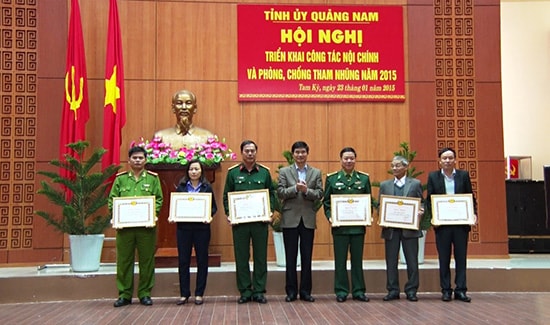 Lãnh đạo tỉnh khen thưởng các đơn vị, tập thể có thành tích xuất sắc trong công tác phòng chống tham nhũng năm 2014. Ảnh: ĐOÀN ĐẠO