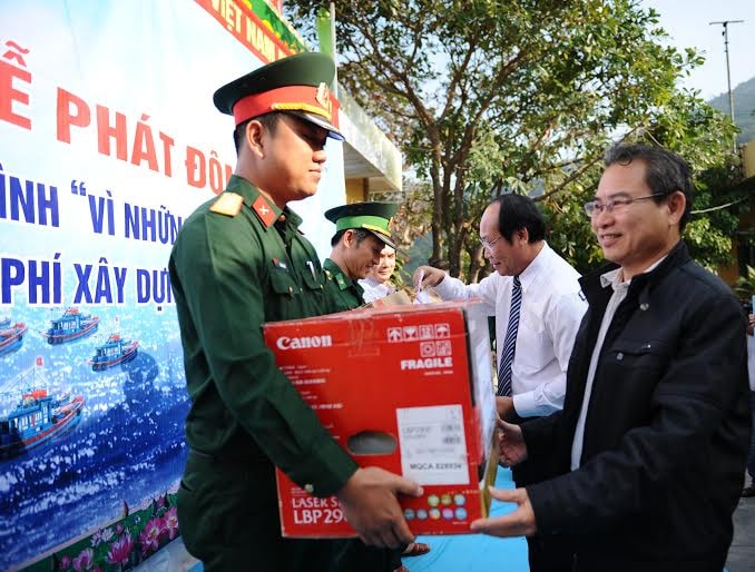 Trương Ban tuyên giáo Tỉnh ủy Ngô Văn Hùng và Chủ tịch Ủy ban MTTQ Việt Nam Võ Xuân Ca tặng quà cho xã đảo Tân Hiệp, Tiểu đoàn 70 và Biên phòng Cù Lao Chàm.