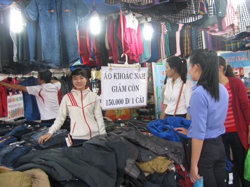 Người dân tham quan, mua sắm tại Hội chợ khuyến mại Xuân Quảng Nam 2015. Ảnh: C.T.A