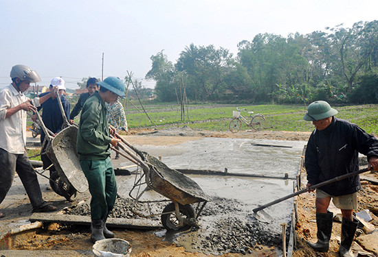 Cán bộ, đảng viên xã Tam Vinh (Phú Ninh) cùng nhân dân làm đường bê tông nông thôn.