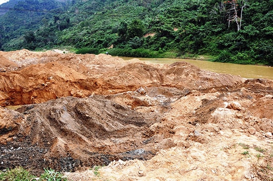 Trước tết, nạn xâm hại tài nguyên khoáng sản tái diễn rầm rộ.