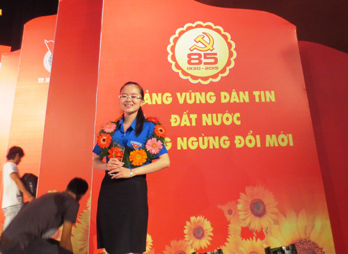 Cao Lê Hạnh Nguyên được nhận danh hiệu “Gương sáng đảng viên trẻ tiêu biểu xuất sắc năm 2014”.