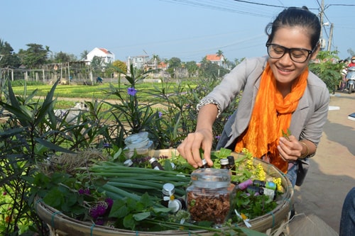 Nguyễn Ngọc Anh giới thiệu sản phẩm tinh dầu tại Ngày hội làng rau Trà Quế.                Ảnh: vĩnh lộc