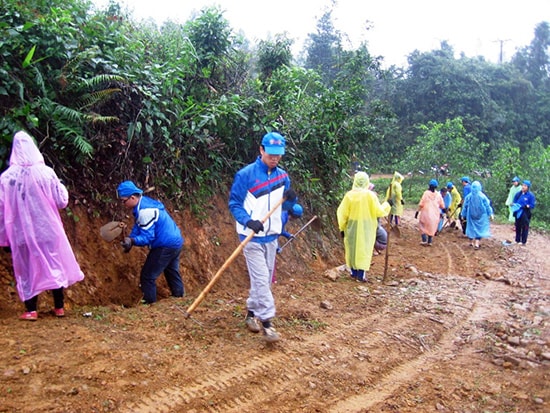 Sinh viên Trường Đại học Kinh tế Đà Nẵng giúp nhân dân Tiên Ngọc làm đường giao thông. Ảnh: NGUYỄN HƯNG