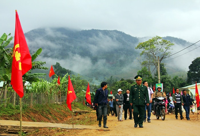 Giữa dòng người đổ về, A Nông rợp bóng cờ hoa chào ngày mới.