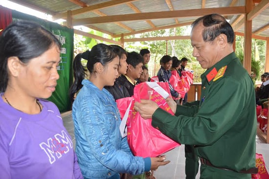 Đại tá Phan Văn Thu - Chỉ huy trưởng Bộ CHQS tỉnh tặng quà cho bà con xã A Tiêng, huyện Tây Giang.