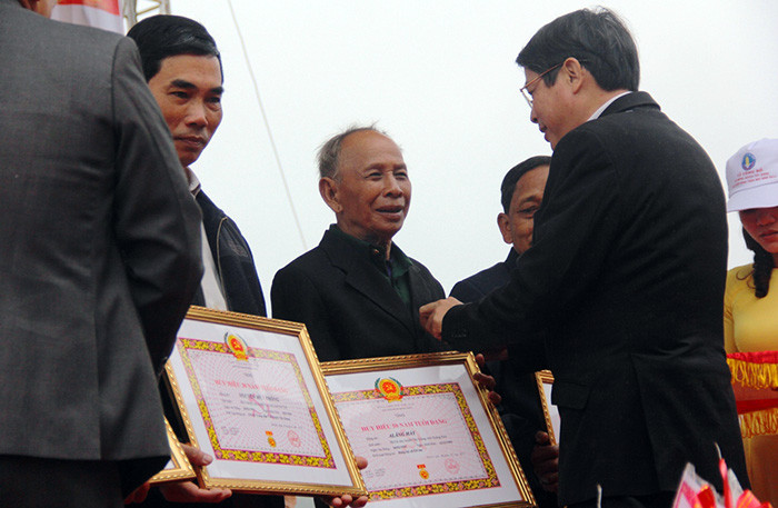 Lồng ghép trong các hoạt động của ngày hội là lễ trao tặng Huy hiệu Đảng cho các địa viên của huyện Tây Giang.