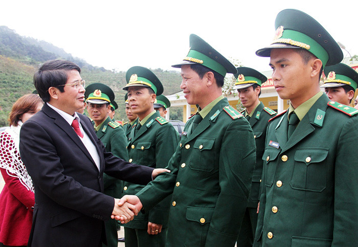Sau buổi chia vui với đồng bào xã A Nông, Ủy viên Trung ương Đảng, Bí thư Tỉnh ủy Nguyễn Đức Hải đã đến thăm và chúc tết các cán bộ, chiến sĩ Đồn Biên phòng 645.