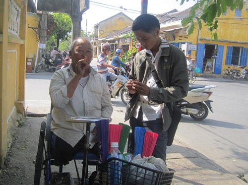 Ông Lê Viết Khá bán tò he.