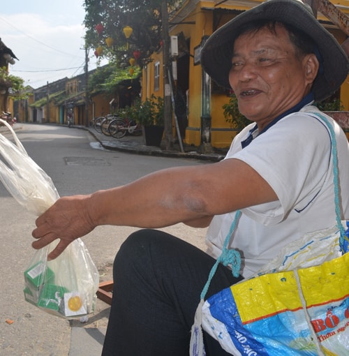 Ông Phạm Văn Định kể chuyện mưu sinh.  Ảnh: D.THÁI