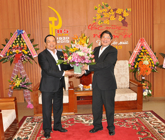 Phó Trưởng Ban Tuyên giáo Trung ương Mai Văn Ninh tặng hoa chúc mừng Đảng bộ, chính quyền và nhân dân Quảng Nam trước thềm xuân mới.