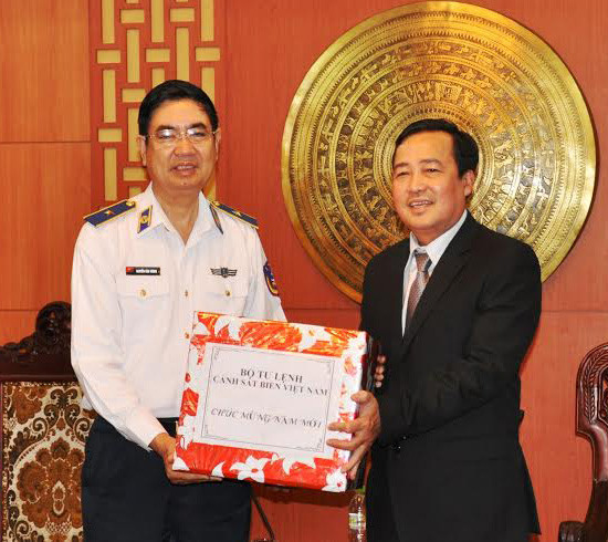 Thiếu tướng Nguyễn Văn Tương - Chính ủy Bộ Tư lệnh Cảnh sát biển Việt Nam tặng quà cho UBND tỉnh.
