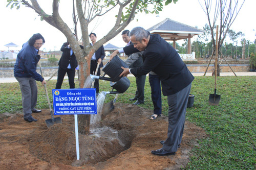 Chủ tịch Tổng Liên đoàn Lao động Việt Nam trồng cây lưu niệm tại công trình Tượng đài mẹ Việt Nam anh hùng.