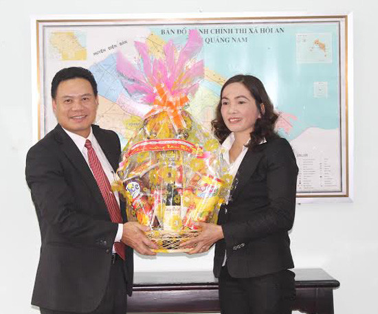 Phó Chủ tịch UBND tỉnh Lê Văn Thanh tặng quà chúc tết Trung tâm Nuôi dưỡng - điều dưỡng người có công tỉnh.