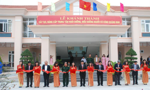 Các đồng chí lãnh đạo cắt băng khánh thành công trình cải tạo, nâng cấp Trung tâm Nuôi dưỡng - điều dưỡng người có công Quảng Nam.