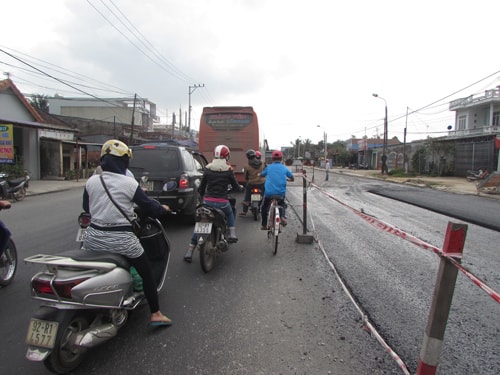 Thi công quốc lộ 1 dang dở gây khó khăn cho người tham gia giao thông. Ảnh: V.PHIN