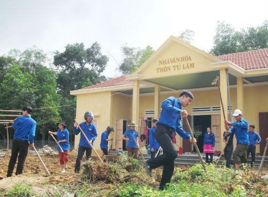 Chỉnh trang mặt bằng nhà văn hóa thôn Tú Lâm.