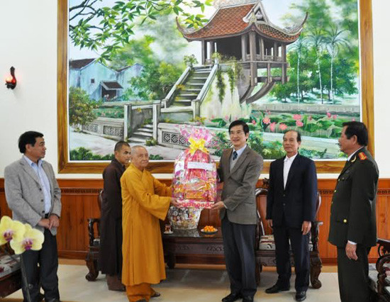 Phó Bí thư Thường trực Tỉnh ủy Nguyễn Ngọc Quang tặng quà Ban Trị sự Phật giáo tỉnh.