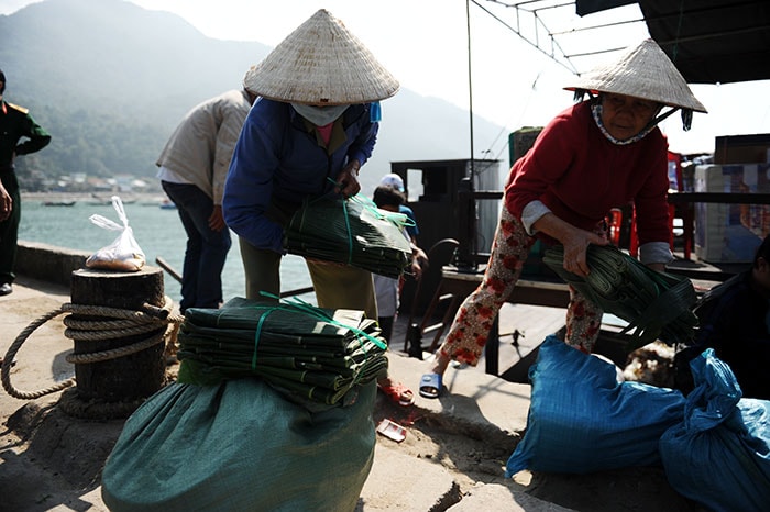 Lá chuối là một trong những mặt hàng không thể thiếu phục vụ nhu cầu gói bánh tết.